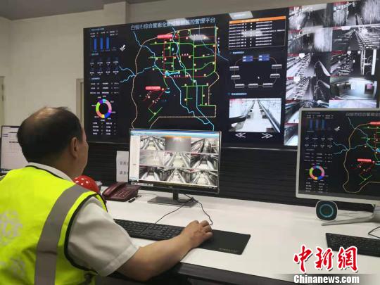 圖為白銀綜合地下管廊總控室工作人員正在進行氧氣、濕度、溫度等監測?！「呖档?攝