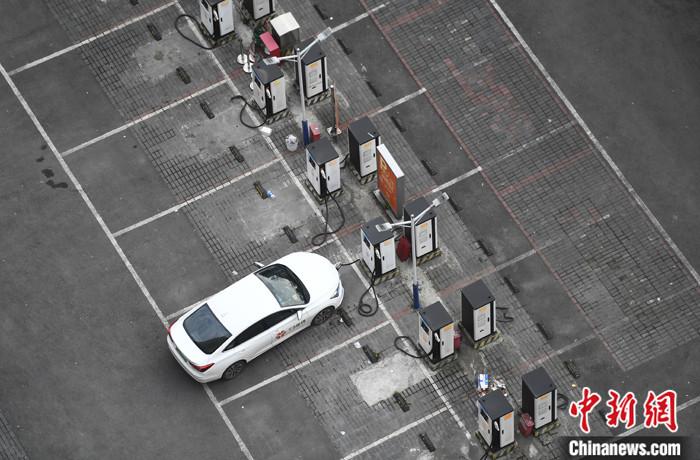 資料圖：重慶大渡口一停車場內，車輛正在充電樁處進行充電。<a target='_blank' href='/'>中新社</a>記者 陳超 攝